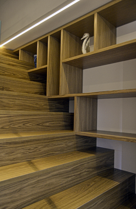 Scale integrate con arredamento in legno